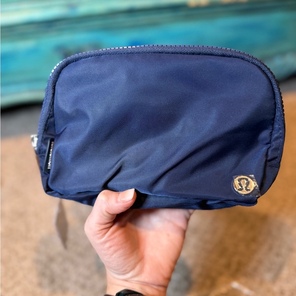 lululemon Everywhere Belt Bag | True Navy | NWT - Picture 4 of 6